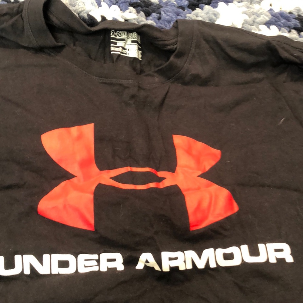 NWOT …. Never worn under armor T shirt great for the summer